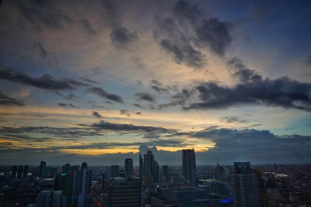 Paisaje urbano contra el cielo al atardecer