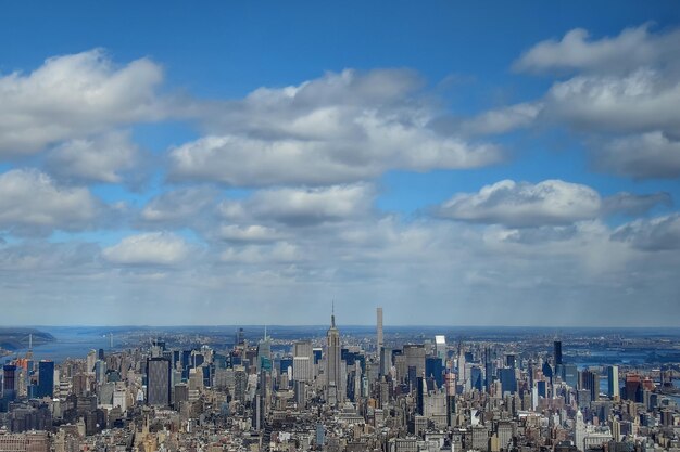 Foto paisaje urbano contra el cielo nublado