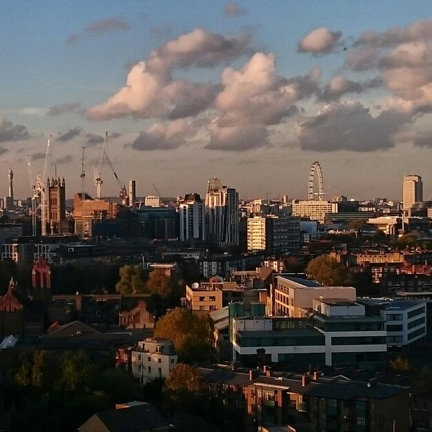 Foto paisaje urbano contra el cielo nublado