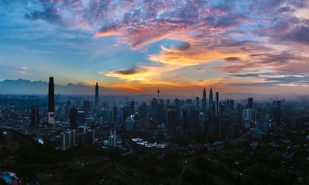 Paisaje urbano contra el cielo durante la puesta de sol