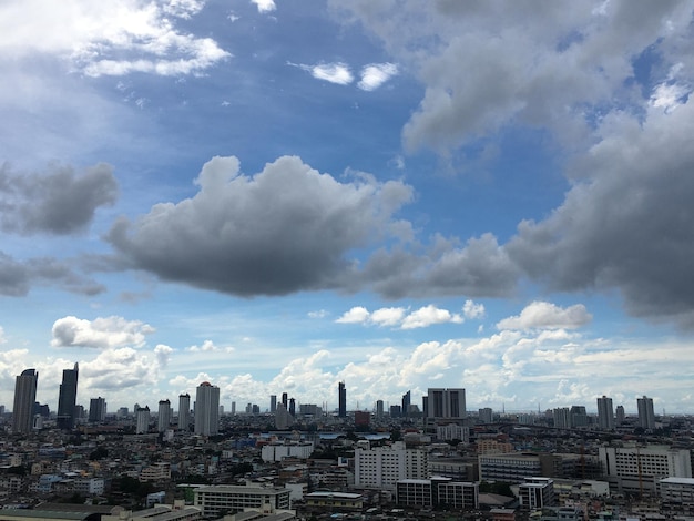 Paisaje urbano contra el cielo