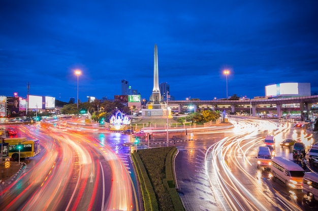 Paisaje urbano crepúsculo del monumento a la victoria en el centro de Bangkok