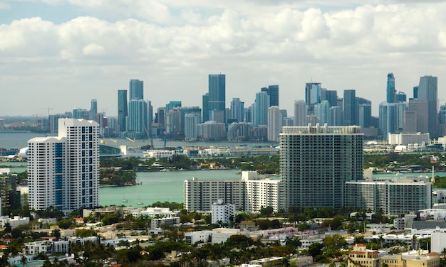 Paisaje urbano del distrito céntrico de la ciudad de Miami en Florida USA Skyline con altos edificios rascacielos en la moderna megapolis estadounidense