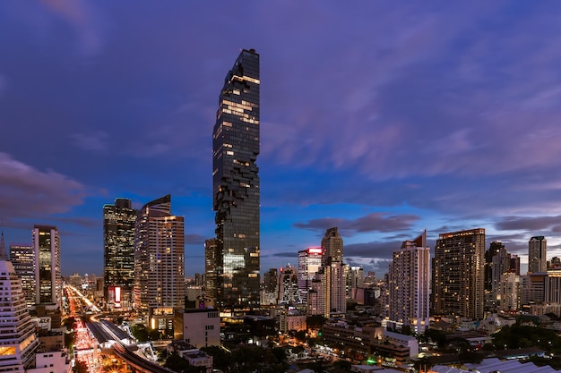 Paisaje urbano del distrito de negocios de Bangkok con rascacielos en el crepúsculo Tailandia