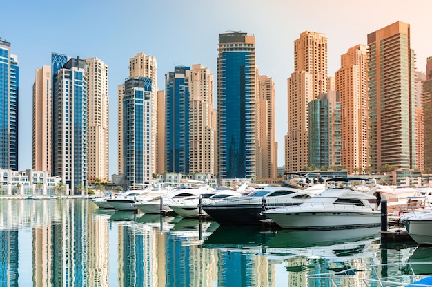 Paisaje urbano diurno de la arquitectura moderna de Dubái en la zona del puerto deportivo de Dubái