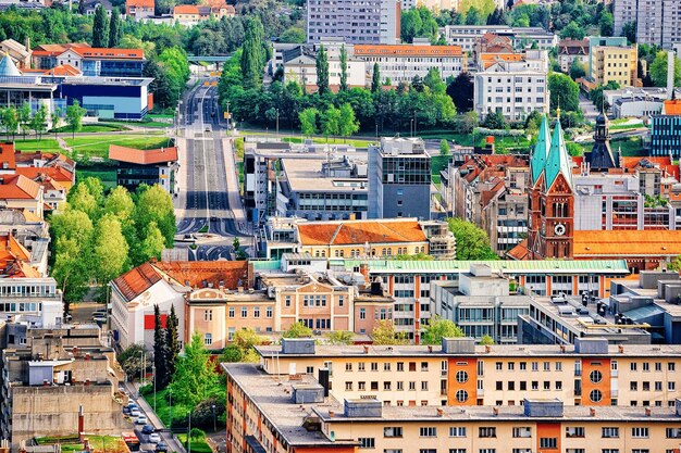 Paisaje urbano e iglesia franciscana en Maribor, Baja Estiria, Eslovenia