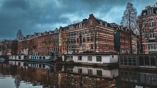 Un paisaje urbano con un edificio y un barco en el agua.