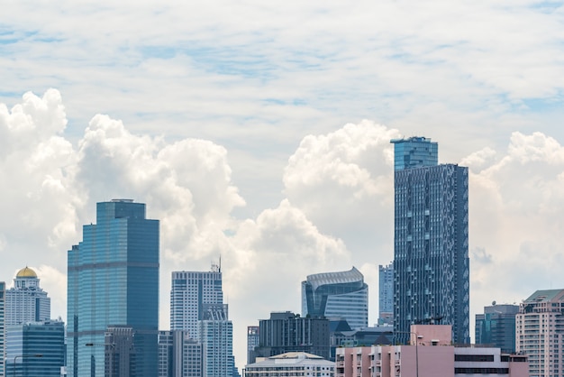 Paisaje urbano con edificio en la ciudad de bangkok