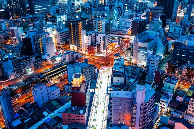 Un paisaje urbano con un edificio en el fondo con un cielo azul y luces en él