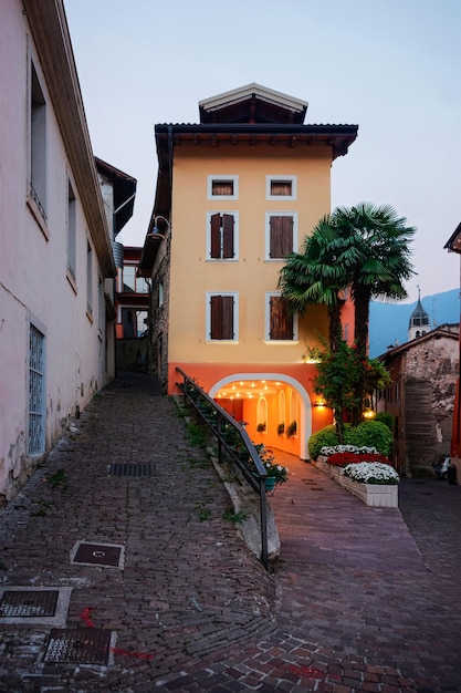 Paisaje urbano con edificio de hotel del centro de la ciudad de Arco cerca del lago de Garda de Trentino de Italia. Calle con arquitectura de casa en la ciudad vieja de Trento cerca de Riva del Garda. Viaje y Turismo. Noche