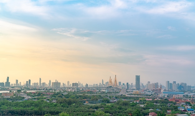 Paisaje urbano de edificio moderno con autopista y comunidad en Bangkok. Conducción de automóviles en puente elevado. Edificio de rascacielos. Árboles verdes en la ciudad. Oxígeno para la vida urbana. Ciudad ecológica. Horizonte urbano.