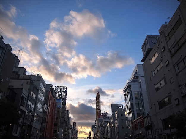 Paisaje urbano con edificios al atardecer contra el cielo nublado