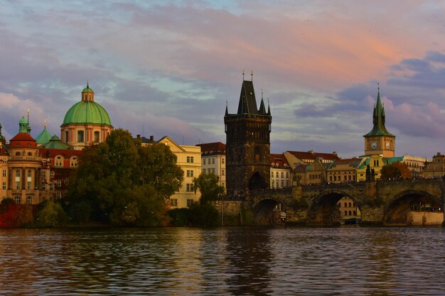 Paisaje urbano con edificios antiguos históricos puente y río Praga República Checa