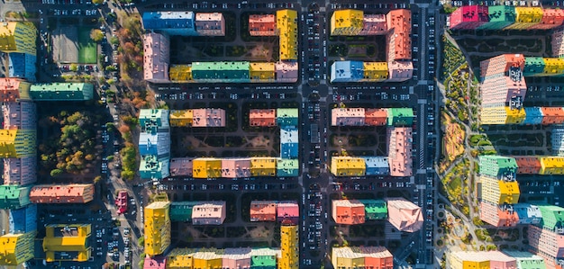 Paisaje urbano de edificios coloridos. Vista aérea de los coloridos edificios de la ciudad europea en la luz del sol de la mañana. Paisaje urbano con casas multicolores, coches en la calle en Kiev, Ucrania