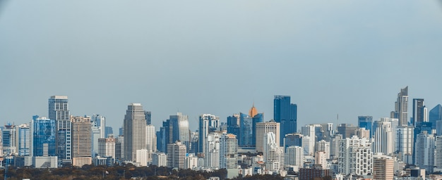 Paisaje urbano y edificios de gran altura en el centro de la ciudad de la metrópoli