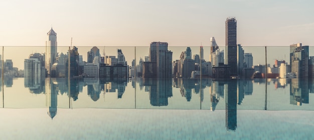 Paisaje urbano y edificios de gran altura en la ciudad de la metrópoli con reflejo de agua