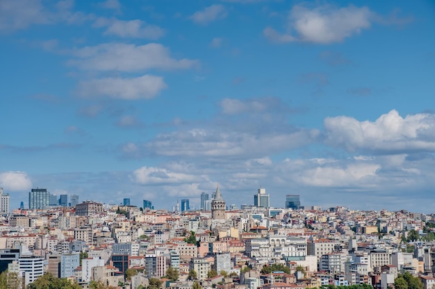 Paisaje urbano de Estambul en Turquía con la Torre Galata