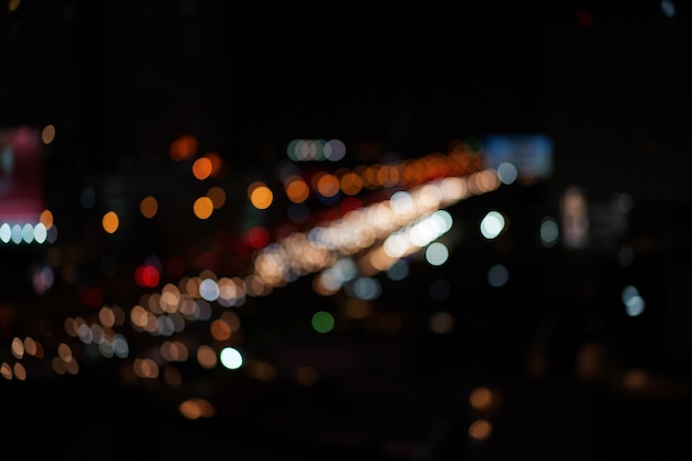 Paisaje urbano de fondo borroso y bokeh en la noche