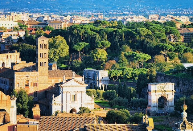 Paisaje urbano en el Foro Romano en Roma en Italia.