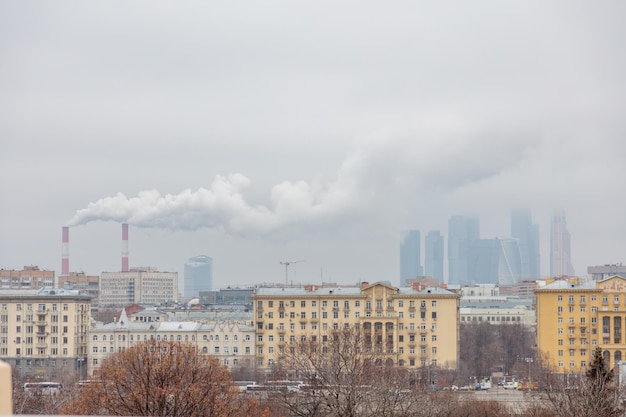 Un paisaje urbano con un gran edificio y un gran edificio con una gran chimenea blanca.