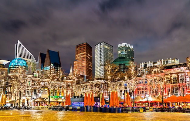 Paisaje urbano de La Haya con adornos navideños en Holanda