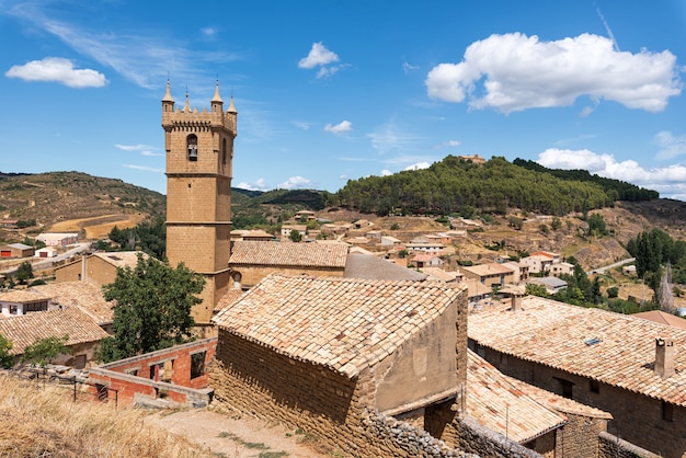 Paisaje urbano del histórico pueblo medieval de Uncastillo en la región de Aragón, España.