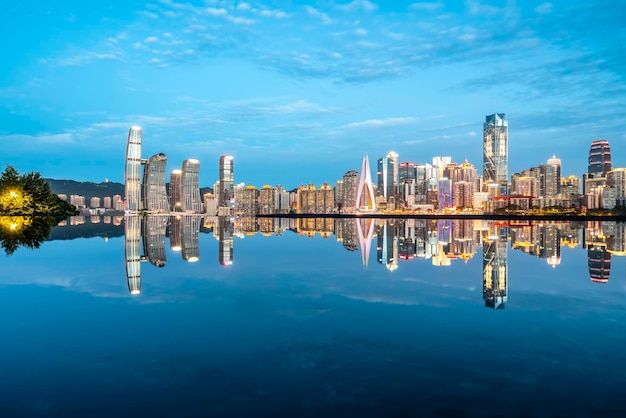 Paisaje urbano y horizonte del centro de la ciudad cerca del agua de chongqing en la noche