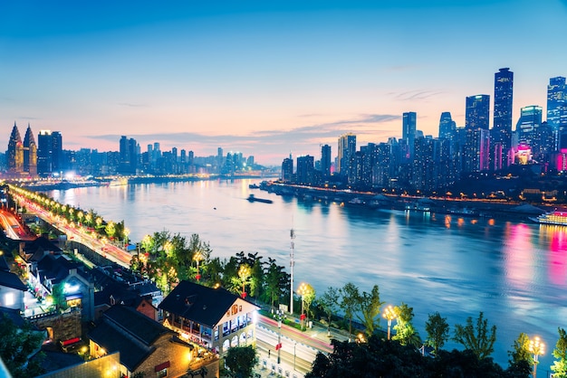 Paisaje urbano y horizonte del centro de la ciudad cerca del agua de chongqing en la noche