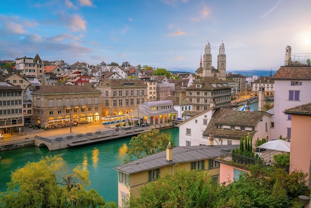 Paisaje urbano del horizonte del centro de la ciudad de Zurich de Suiza