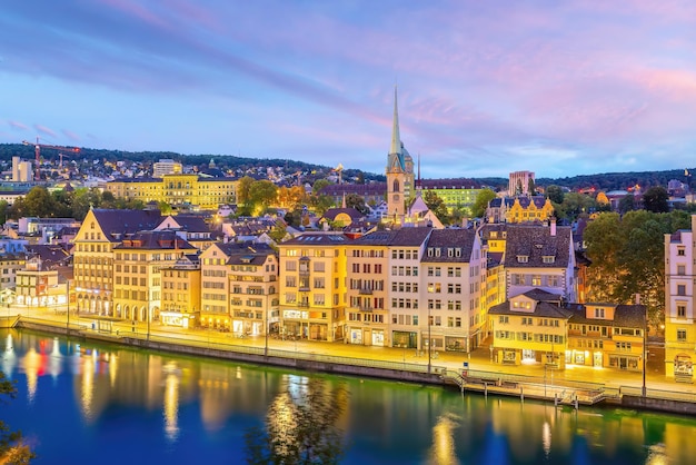 Paisaje urbano del horizonte del centro de la ciudad de Zurich de Suiza