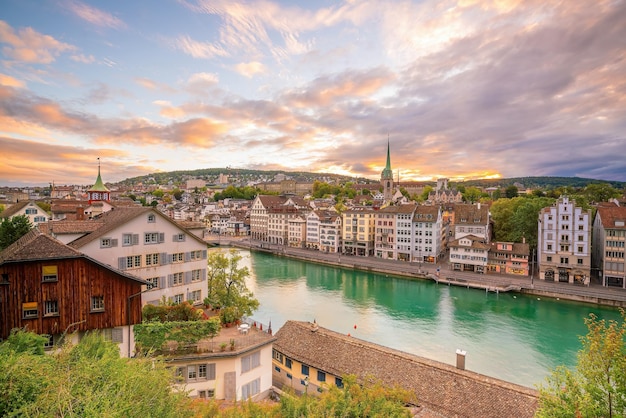 Paisaje urbano del horizonte del centro de la ciudad de Zurich de Suiza