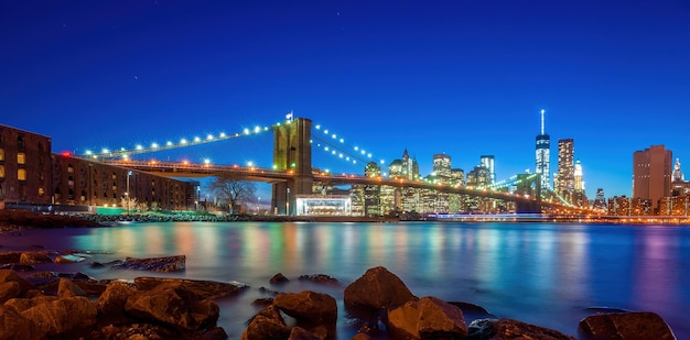 Paisaje urbano del horizonte de la ciudad de Manhattan de Nueva York con el puente de Brooklyn