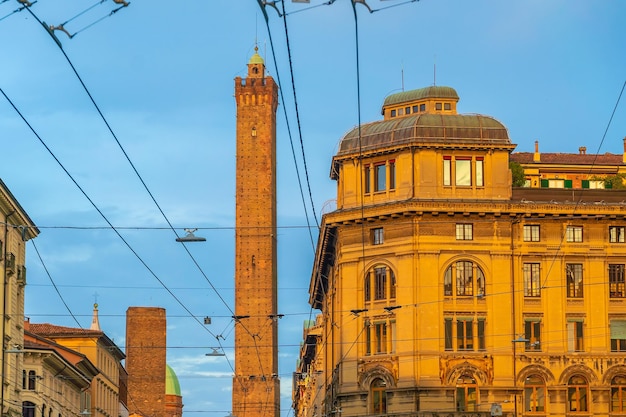 Foto paisaje urbano del horizonte de la ciudad vieja de bolonia de italia en europa al atardecer