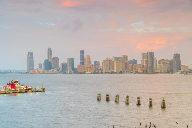 Foto paisaje urbano del horizonte de jersey city desde manhattan, nueva york