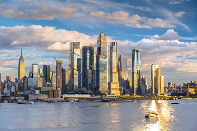 El paisaje urbano del horizonte de Manhattan de la ciudad de Nueva York en los Estados Unidos de América