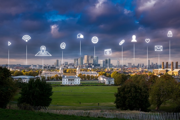 Paisaje urbano con iconos en un día nublado