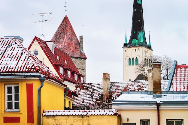 Paisaje urbano con la iglesia de San Olaf del casco antiguo de Tallin, Estonia en invierno