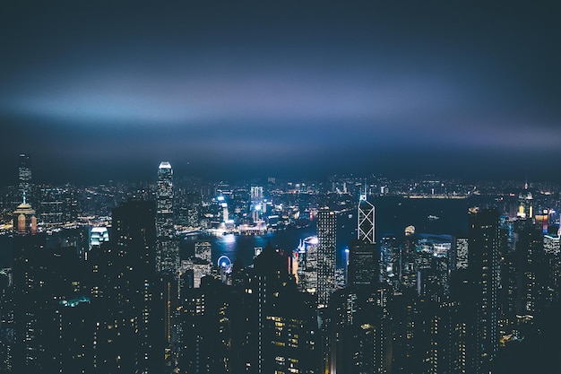 Foto paisaje urbano iluminado contra el cielo nocturno