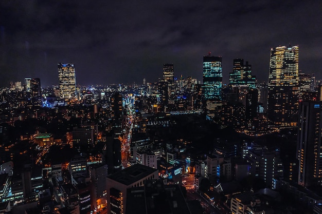 Foto paisaje urbano iluminado contra el cielo nocturno