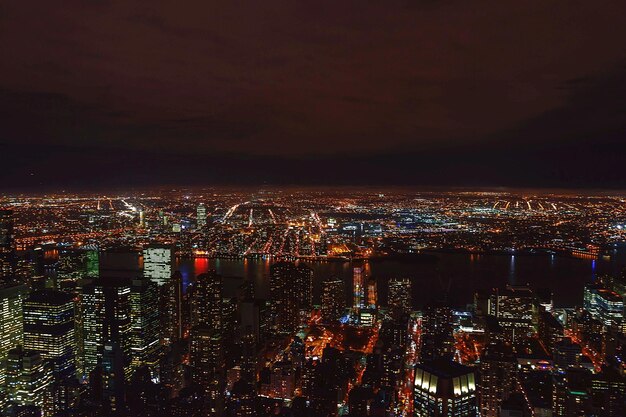 Foto paisaje urbano iluminado contra el cielo nocturno