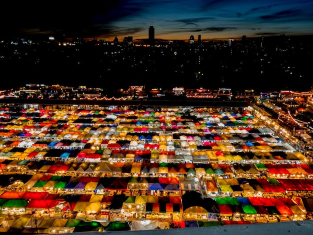 Foto paisaje urbano iluminado contra el cielo nocturno