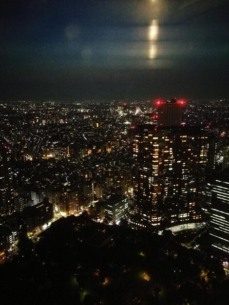 Foto paisaje urbano iluminado contra el cielo nocturno