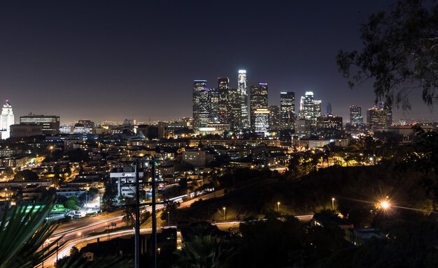 Foto paisaje urbano iluminado contra el cielo nocturno