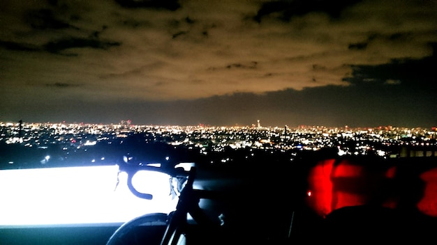 Foto paisaje urbano iluminado por la noche