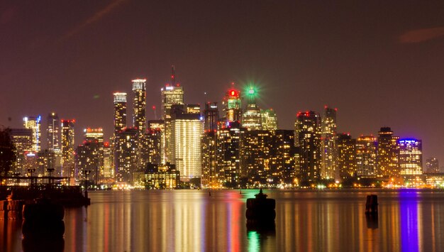 Foto paisaje urbano iluminado por la noche