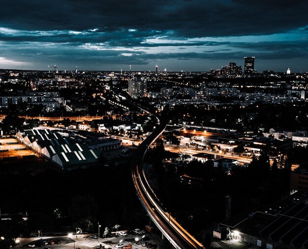 Foto paisaje urbano iluminado por la noche