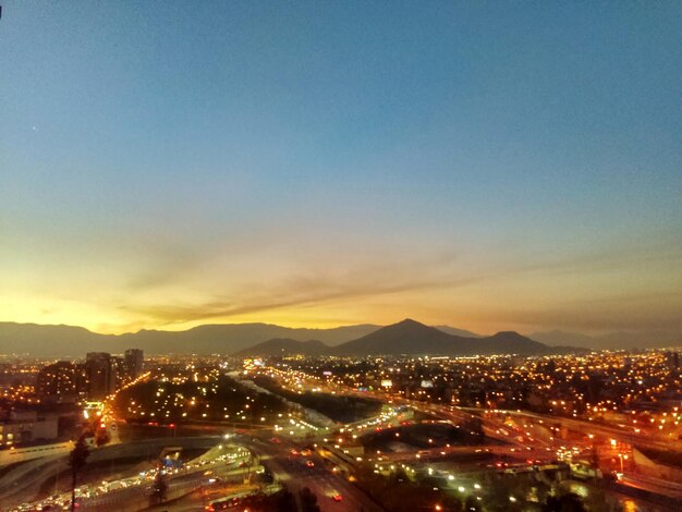 Paisaje urbano iluminado por la noche