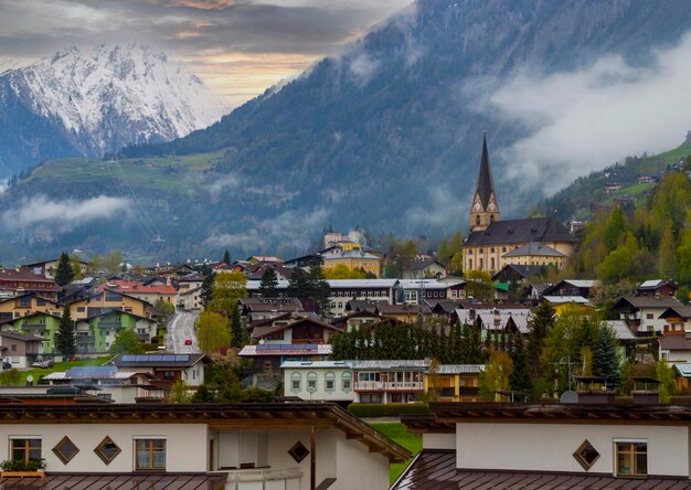 Foto paisaje urbano de ischgl, una ciudad en el valle de paznaun, provincia del tirol, austria