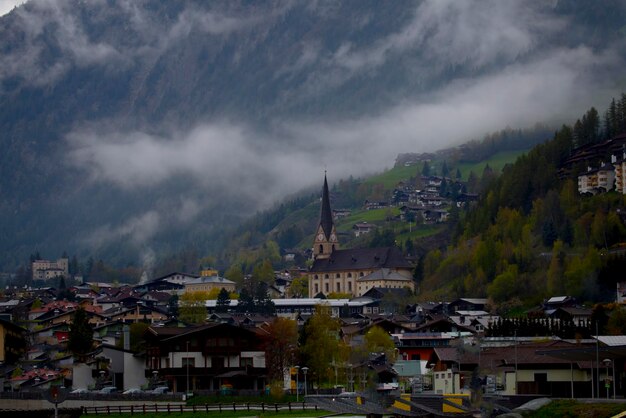 Foto paisaje urbano de ischgl, una ciudad en el valle de paznaun, provincia del tirol, austria