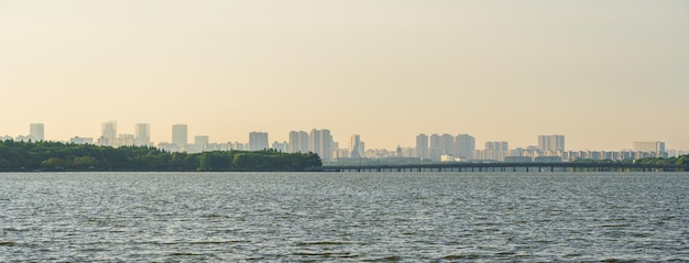 Paisaje urbano junto al lago en Wuxi China